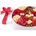 Box červených květin zavřený